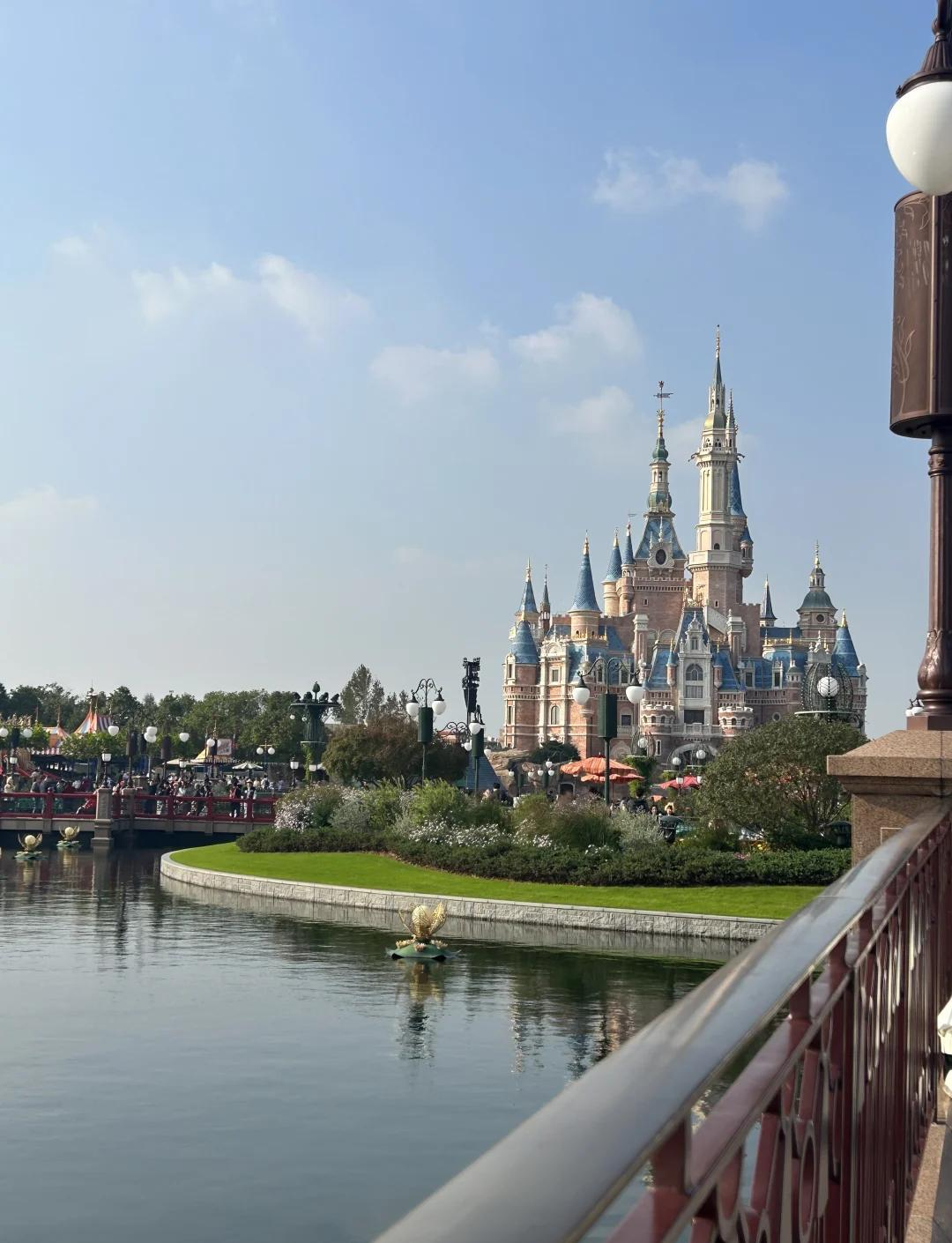 上海迪士尼乐园酒店+门票的费用为两大一小共¥1499